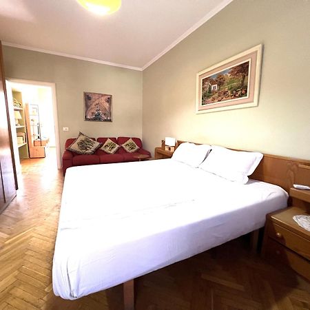 Vintage Apartment In Center Tirana Exteriör bild